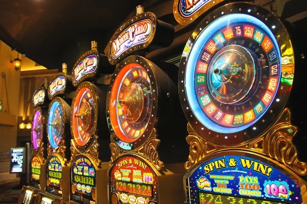 mahirqq Prize Table interface showing slot symbol payouts and return-to-player percentage on mobile